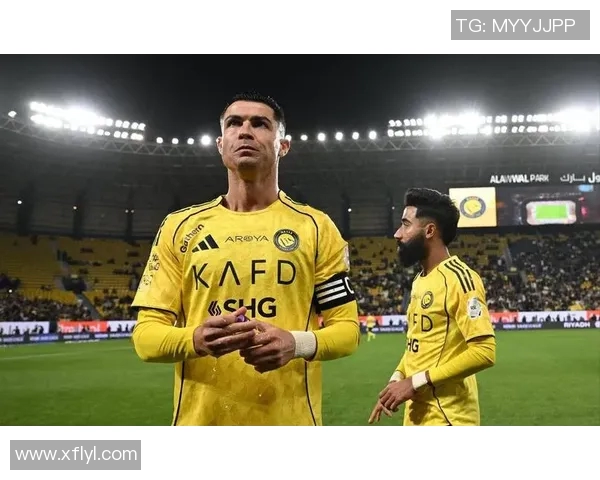 C罗因不当行为被罚款并停赛，官方公告震惊球迷引发热议